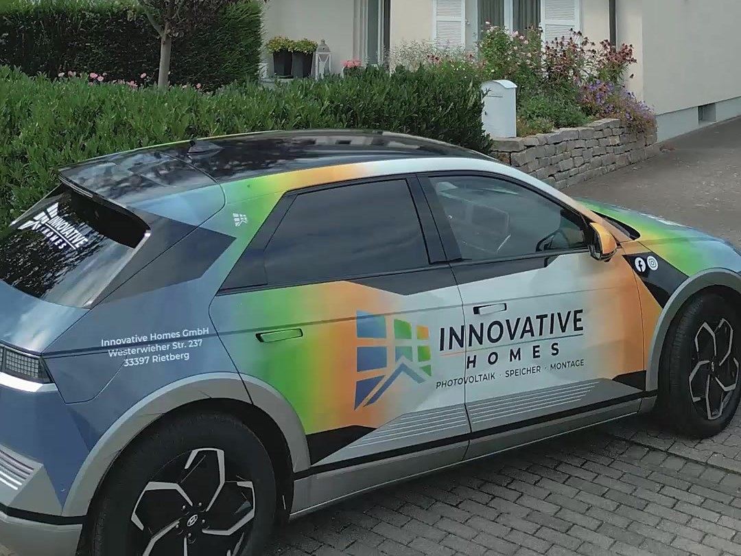 Elektroauto von Innovative Homes in der Einfahrt eines Kundenhauses