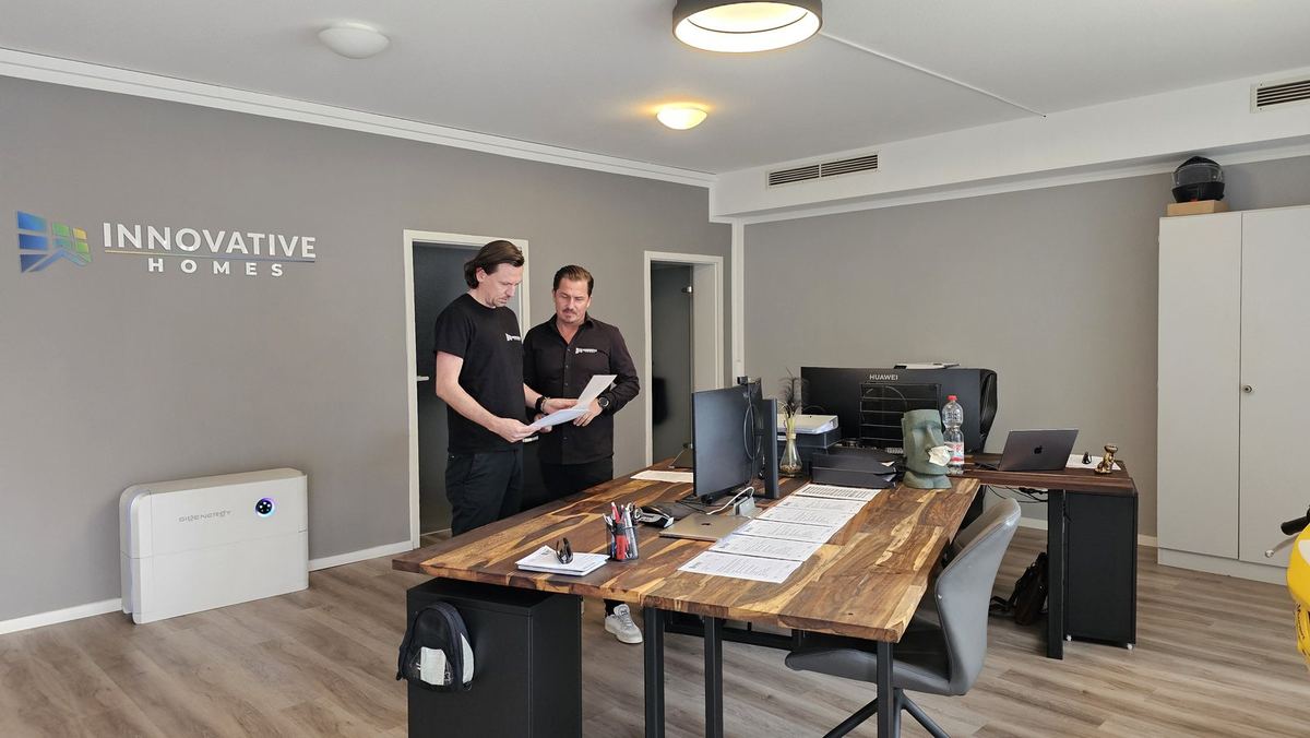 Die Geschäftsführer im Büro von Innovative Homes in Rietberg bei der Anlagenplanung